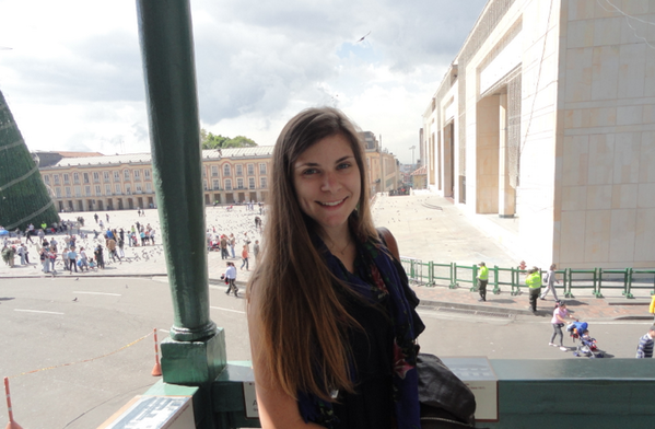 Samantha264's tweet photo. Me encanta el @Mindependencia!! Hay tanta historia en la Plaza de Simón Bolívar! Salud! #history #ttot #enmicolombia http://t.co/AI74UfWD98