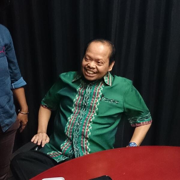 erwan0909's tweet photo. Ngeri-ngeri sedap... RT @notaslimboy: Mau taping Battleb of Comics sama org ini. http://t.co/oHs7GZN4FK