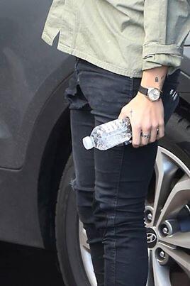 payneapologize's tweet photo. depois de tantas orações a calça rasgou no lugar certo http://t.co/7JLQPRg4I8