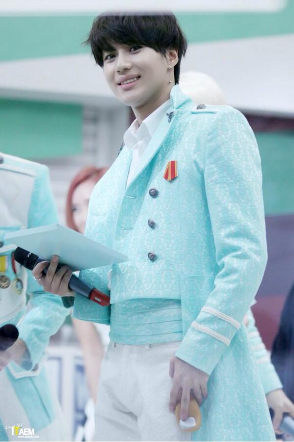 TaeminBiased's tweet photo. 131017 #Taemin #태민 (via: @ITAEM0718) Eye contact, warm smile... what more could I ask for? http://t.co/5jhXTCPBEd