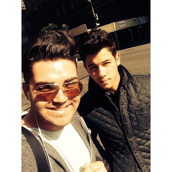 JBrothersPL's tweet photo. Nick z fanem w NYC (14/10) #8 http://t.co/0v5Mq8znhh