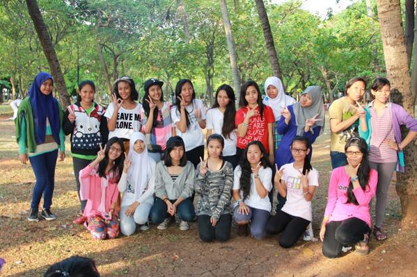 shfln5107's tweet image. "@pol1e: #SBflashmob with leader @amaliarizky27_ =) #hugs http://t.co/rXPh4fxbP4"