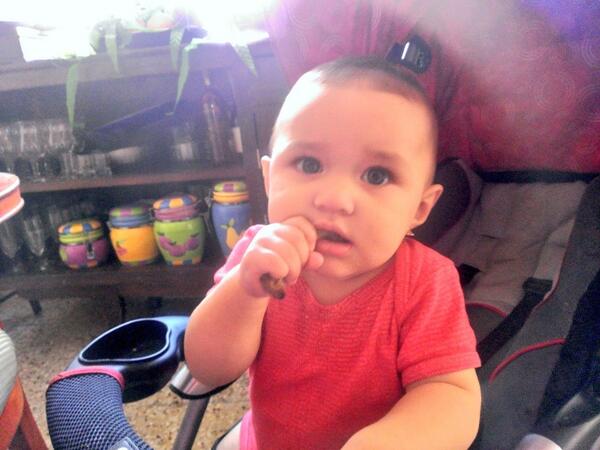 jos37's tweet photo. Mi gorda comiendo pollo jajaja http://t.co/89Ix11p2k6