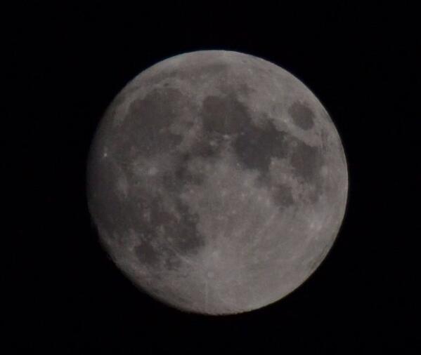 SanBarb17's tweet photo. @Hudsonweather  the moon take in the last hour (thought you might like to see it)  Sandra Filey http://t.co/KWGPeTbves