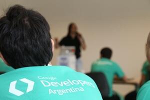 googleargentina's tweet photo. Arrancó un nuevo capítulo del reality de desarrolladores #DevBusLatam. Miralo en vivo acá: http://t.co/QtRUNnoHZ7 http://t.co/NsmTeMrEiO