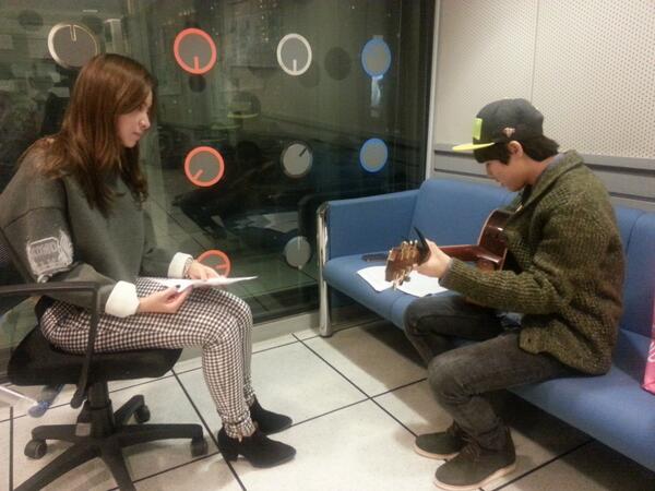 Boom2AYo's tweet photo. 영스의 귀를 호강시켜드릴 붐스영스 특집, 너의 목소리가 들려!!!! 고퀄리티 라이브 들려주기위해 연습삼매경에 빠진 예림씨, 승우씨입니당^^ http://t.co/ROF9mJLjSn