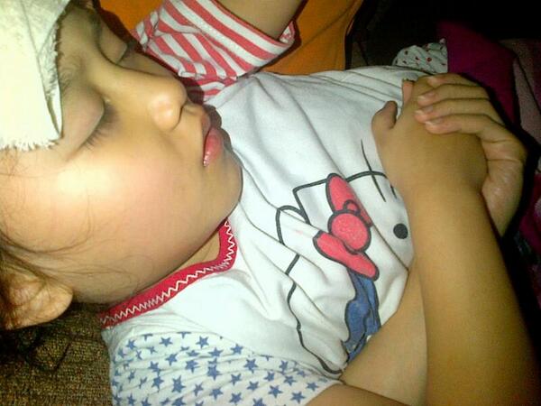 Seharian cuma bisa begini. Nemenin istirahatnya sambil ga boleh jauh dari sisinya #gwslittlehunn