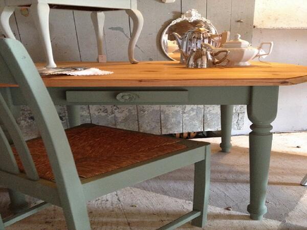 Tafel en stoel in oud groen bij <a href="/brocanteschuur/">De Brocante Schuur</a> #brocante. Vandaag en morgen van 12:00 tot 17:00 geopend #brinkheurne