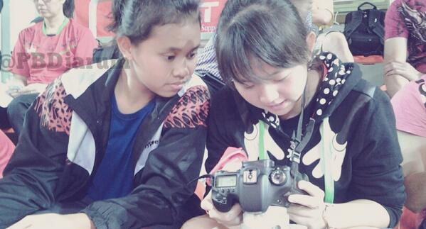 PBDjarum's tweet photo. Uswatun sama Della serius banget liat kamera. Liatin foto siapa ya kira-kira? #WJC2012 http://t.co/JwxnuwYlNf