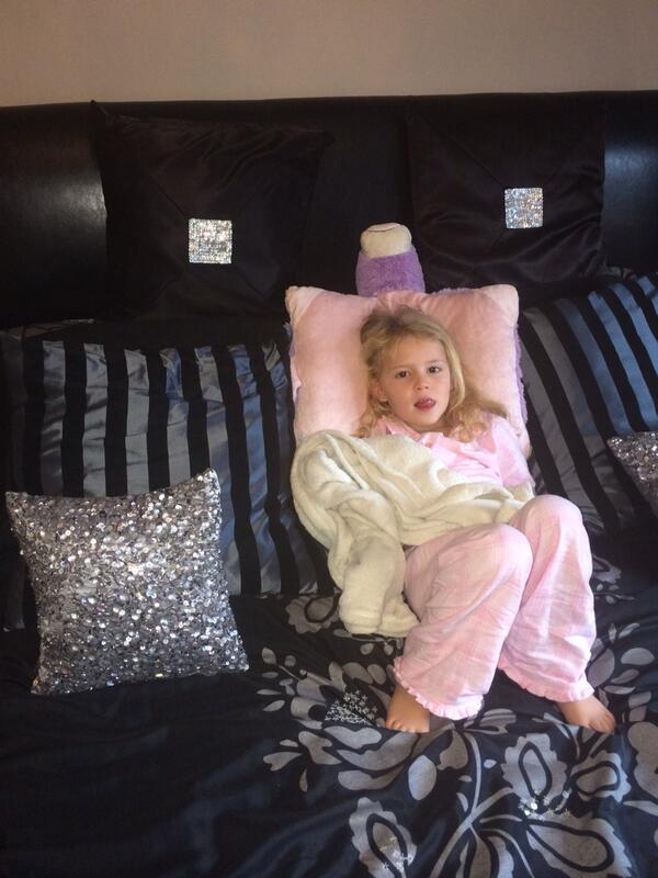emm4d82's tweet photo. Her fathers daughter #lovestochill http://t.co/BWfMvZvwpD
