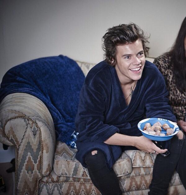 Harry Styles On Twitter Hiiiii Here S Me In The New Video With A Bowl Of Sausages Http T Co 57miensuex
