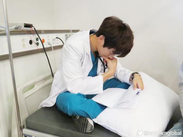 SMTOWNGLOBAL's tweet photo. TV Drama #메디컬탑팀(Medical Top Team), starring #SHINee MinHo will be aired tonight! http://t.co/t2YBdnQ0Gq