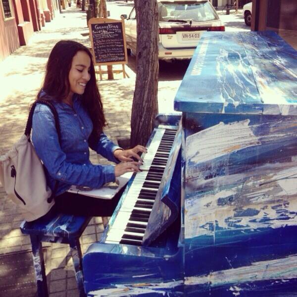 HerNameIsandri's tweet photo. #maspianosamiciudad aquí yo en Barrio Lastarria :D muy entretenido! http://t.co/FuCA0tcGZv
