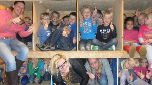 Voor Scoor n Record nestelden 23 kinderen van Villa Sportiva en Speelbad zich in een tassenrek.