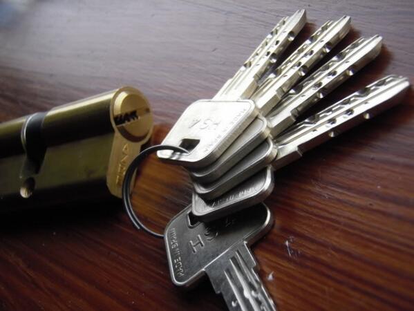 KEYBOXCHILE's tweet photo. Es seguro siempre tener una copia de tus llaves más importantes. Y más seguro aún es si las guardas en una Keybox! http://t.co/xxPHDOk7RH