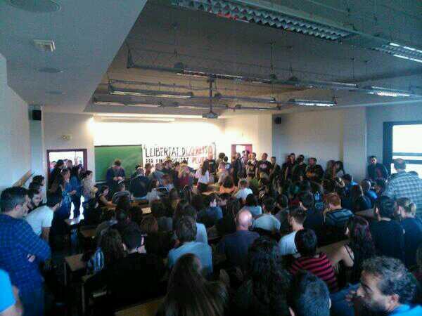 laccent's tweet photo. 250 estudiants al debat de música combativa a la UJI, tot i la censura del rector i l'intent d'intimidació nazi. http://t.co/ONfSSJLiKf