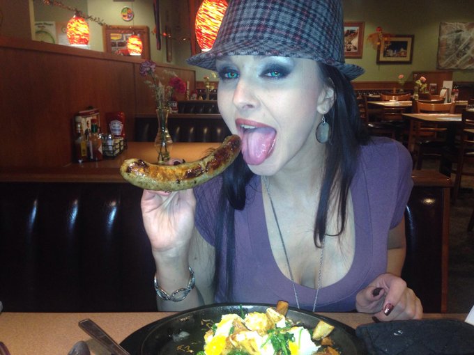 I love eating sausages http://t.co/zS3T3Z35JK<a href="/tag/realloyalfans"class="tags"><span>#realloyalfans</span></a>