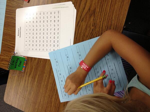 EmilyRRISD's tweet photo. I use a 100's chart as a tool to help learn patterns &amp; use a learning triangle if I need help #sre4 #sre3 #lisdtw http://t.co/d5zLFVJlKI