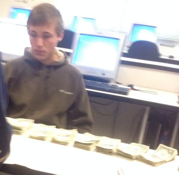 Jacobwesleyt's tweet image. Wills countin stacks #paperlife