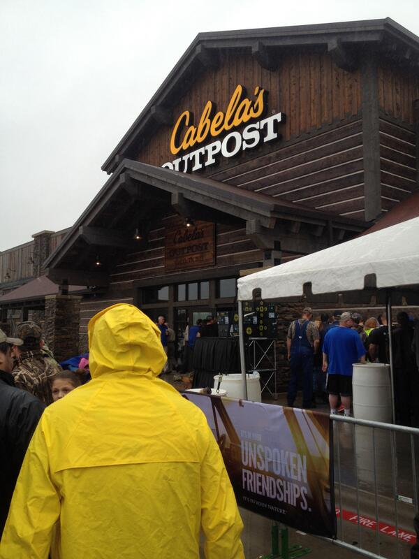 lamckee23's tweet photo. Waiting in line, in the rain for the #CabelasWaco grand opening. Can’t wait for my gift card! http://t.co/0J3kqr75jd