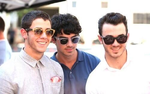 pen_lover_guin's tweet photo. #RussialovesJonasBrothers
СПАСИБО НИКУ, ДЖО И КЕВИНУ ЗА ВСЕ. 
JONAS BROTHERS - ЛЕГЕНДА http://t.co/31hwYmySzZ