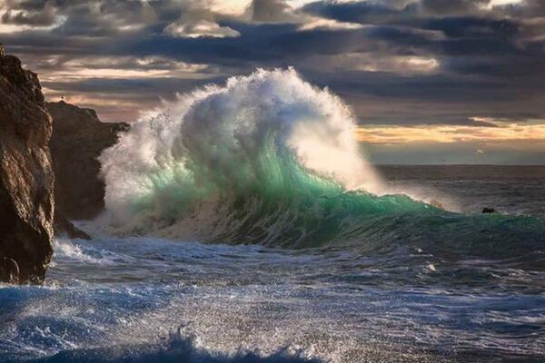 TonyMilanese's tweet photo. La sfida: catturare le onde mentre si infrangono contro la roccia. Svelarne il punto di ro... http://t.co/YxCZWkHCKF] http://t.co/yR234cmAZD
