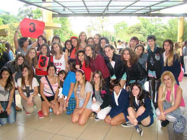 JulyGiraudo's tweet image. "Por todo lo que compartimos, los momentos que vivimos, nada nos va a separar" #GrupoRojo #Bus3 #FuntimeForever ☹♥