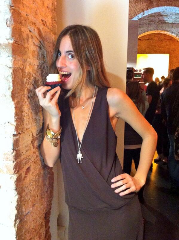 LIFEisLAF's tweet photo. ¡Todas han pasado por #lifeislaf a buscar su #cupcake personalizado! @bertabernad #Yummy! #FBDatebySModa @FB_Date http://t.co/vQRS3o1vEh