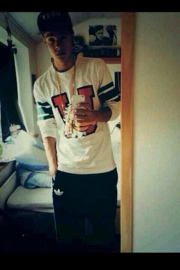 Nelly_574's tweet photo. It's kinda funny bc this is NOT Justin http://t.co/vhv1ZLDNim
