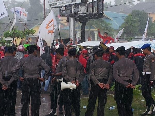 Dihadang polisi dan diguyur hujan deras, buruh tetap aksi di pintu masuk kawasan industri lobam pulau bintan, kepri