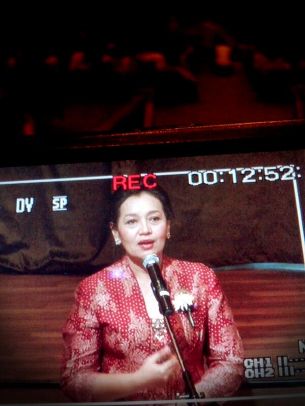perangkaibunga's tweet photo. Penikmat bunga, penggiat budaya, Nina Tanjung di acara Simposium Nasional Ikatan @perangkaibunga Indonesia http://t.co/Roy8nelge2