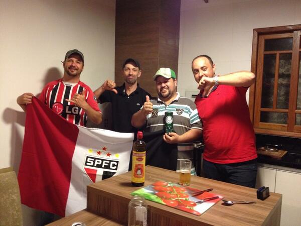 mayraeeder's tweet photo. @johnlenoncbu estamos aqui torcendo para o São Paulo http://t.co/M2fF1AOoWj