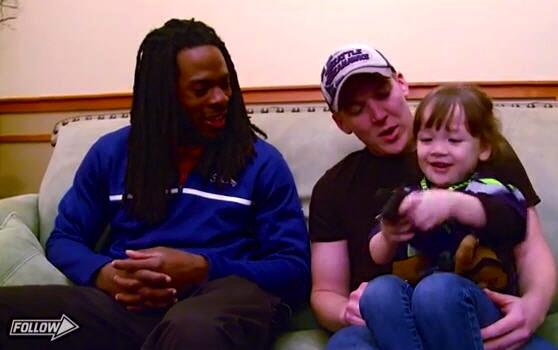 FollowChannelMM's tweet image. In today's Follow, @RSherman_25 meets the tiniest @Seahawks fan bit.ly/1aJ98P3 #GoHawks