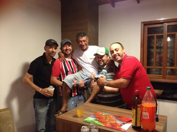 mayraeeder's tweet photo. Chegou o patrocinador da festa kk http://t.co/JiKg3Eyj18