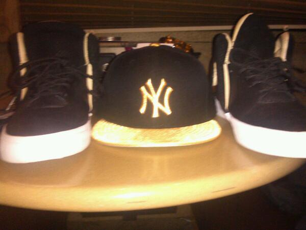 RealDeitchBeats's tweet photo. BIG props to derek and krystle @prettylights for coppin hats and kicks for the whole band! http://t.co/77LpIONYrs