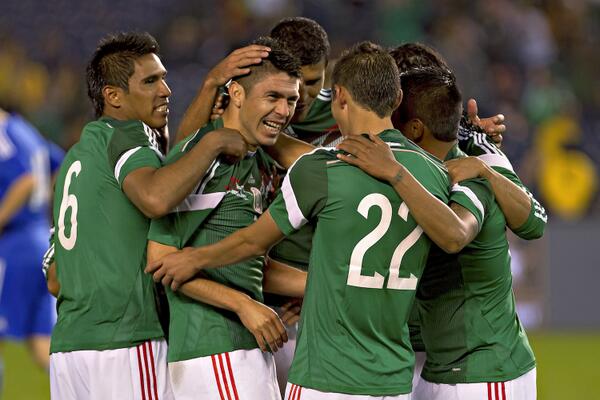 AztecaDeportes's tweet photo. #VideoDelGol Oribe Peralta marcó y demuestra que es el mejor mexicano del momento. http://t.co/5WxYMc3qJ8 http://t.co/3kPnRRfttr