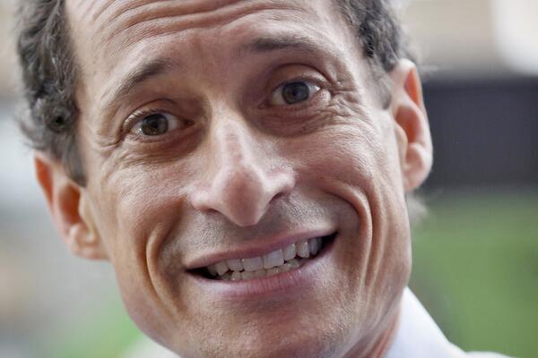 Anthony Weiner tweeter whines about NYPD back turning