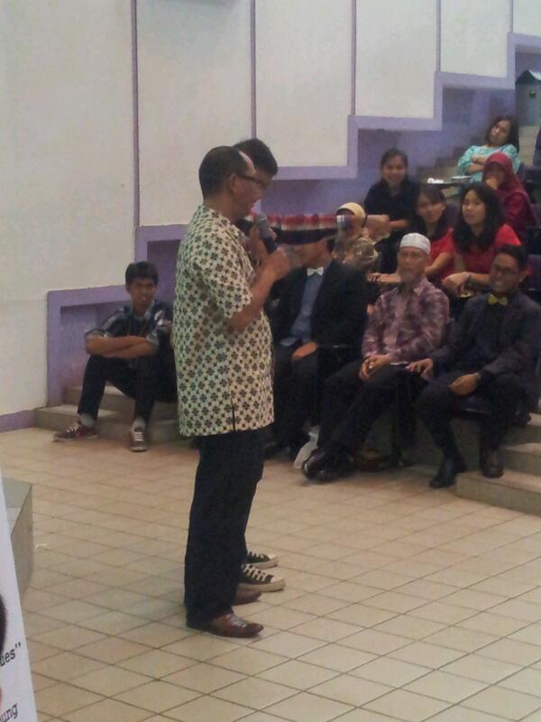 Pak Yan sdg menyugesti seorang peserta!