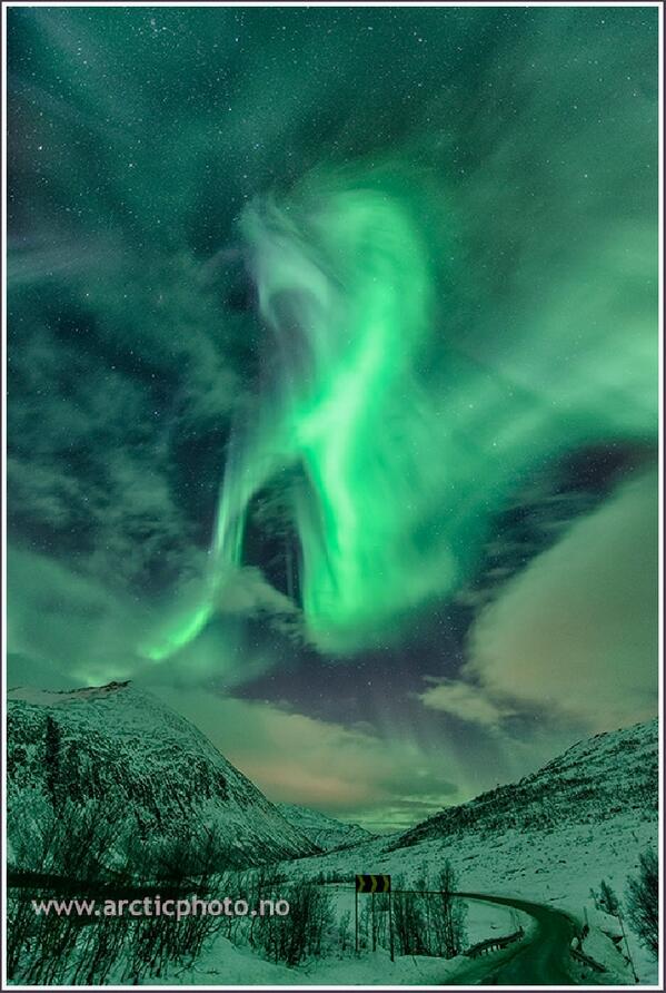 Auroras taken by Bjørn Jørgensen on Oct 30 Kvaløya, Tromsø, Northern Norway..  spaceweathergallery.com/indiv_upload.p…