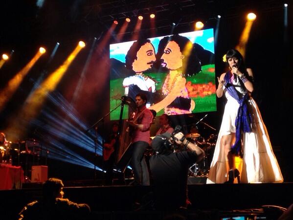 Esta noche Lila Downs canta "Vámonos" sobre los dibujos de <a href="/elonder/">jorge villalobos</a>. Antes fue viceversa. Qué cosa más linda.