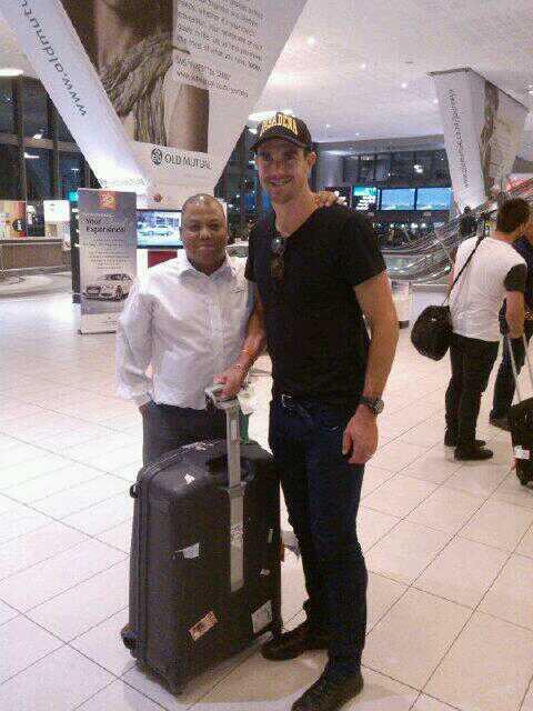 KuileCC's tweet image. @KP24 came all the way to cape town to seek batting tips from local legend @kelwinfouche_54 #forwarddefence