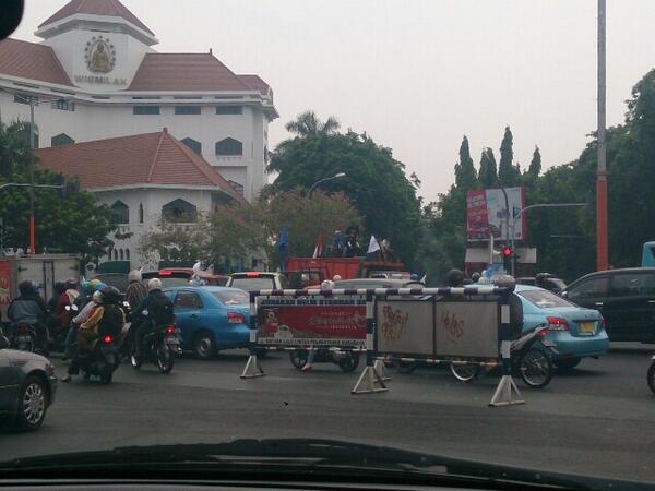 agassiabd's tweet photo. Kalo gak kerja gmn mau dapet gaji? Kerja yg rajin, produksi meningkat, gaji bakal naek. Nggarai macet sat http://t.co/LKppKXu09H