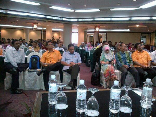 mansomar58's tweet photo. Program kecemerlangan pembangunan usahawan bersama Yg Bhg Tan sri Pengerusi FAMA. Tahun 2014 amat mencabar !!! http://t.co/1rceNSr9sx