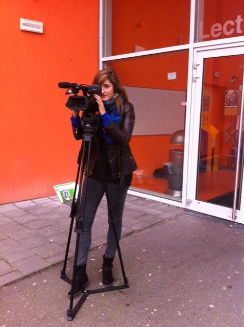 Collega Claudia maakt haar debuut als cameravrouw. Op een gewonde vinger na gaat dat helemaal top!