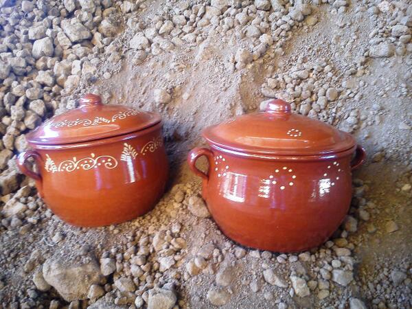 Le presentamos nuestras ollas de 10 litros decoradas a mano, muy bonitas y prácticas.  ¡Esperamos que le gusten!