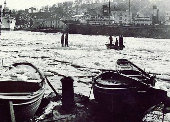 BeyazitKulesi's tweet photo. Siz hiç Boğaz'ın üzerinde yürüyen insanlar gördünüz mü? | İstinye, 1954 http://t.co/NXJlE89db1