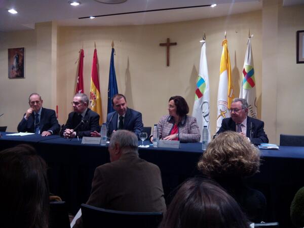 ONCEULAB's tweet photo. Homenaje a tres grandes periodistas: Beotas, de la Serna y Fernández Pombo #CEUconellos @FundacionCEU http://t.co/dSFbGa3Vs4