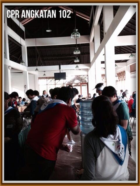 CPRindonesia's tweet photo. antri peserta #CPRAngkatan102 setelah hiking #latepost http://t.co/lu2wVtTFu8