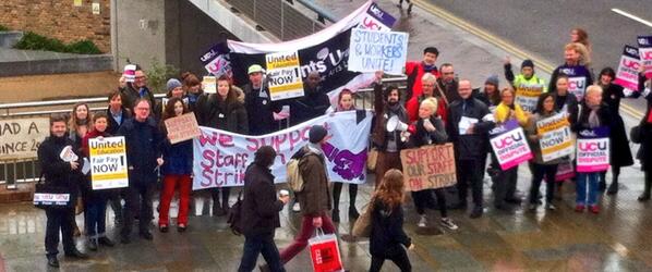#fairpayforHE supersized picket at Central St Martins <a href="/UAL/">University of the Arts London</a>. This time it's different. @SUARTS <a href="/ucu/">UCU</a> @unisontweets