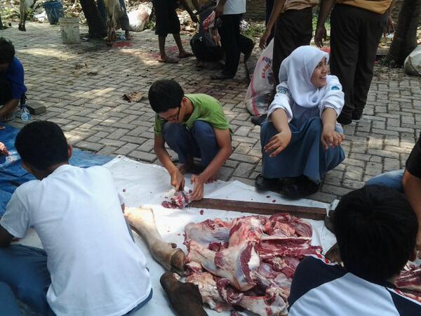 rohisw6d's tweet photo. Pemotongan daging (5) http://t.co/rKe8xWvouI
